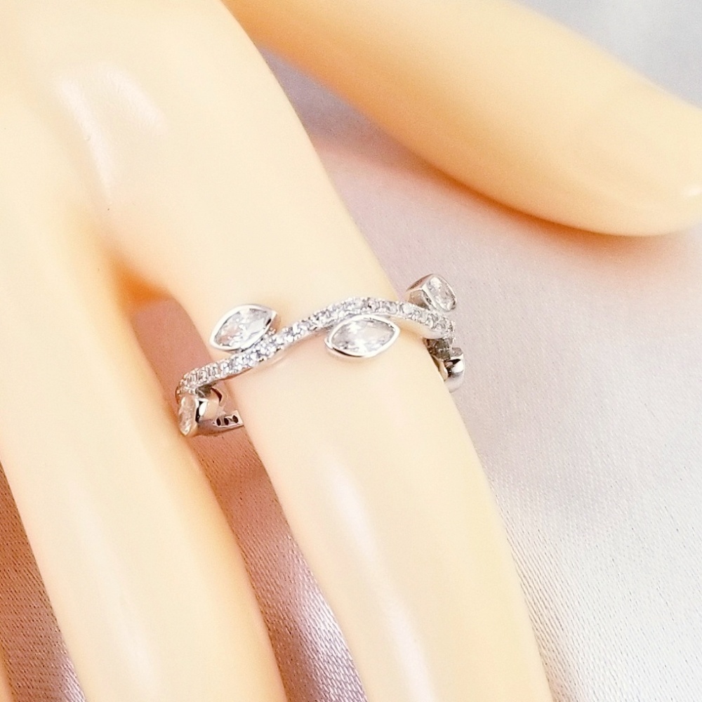 NEW WOMENS 925 WEDDING RING BAND ETERNITY RING - Picture 3 of 3